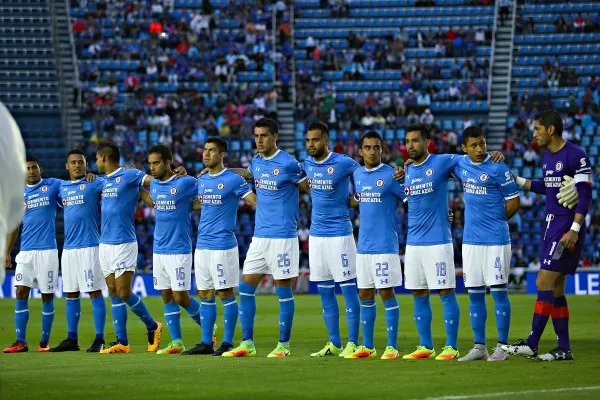 IMAGO7 Los jugadores de Cruz Azul formados antes de un encuentro de Liga Mx