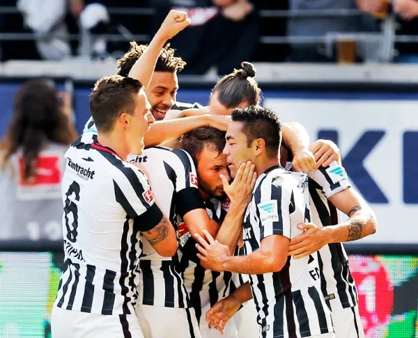 AP Marco Fabián y sus compañeros celebran una anotación del Eintracht