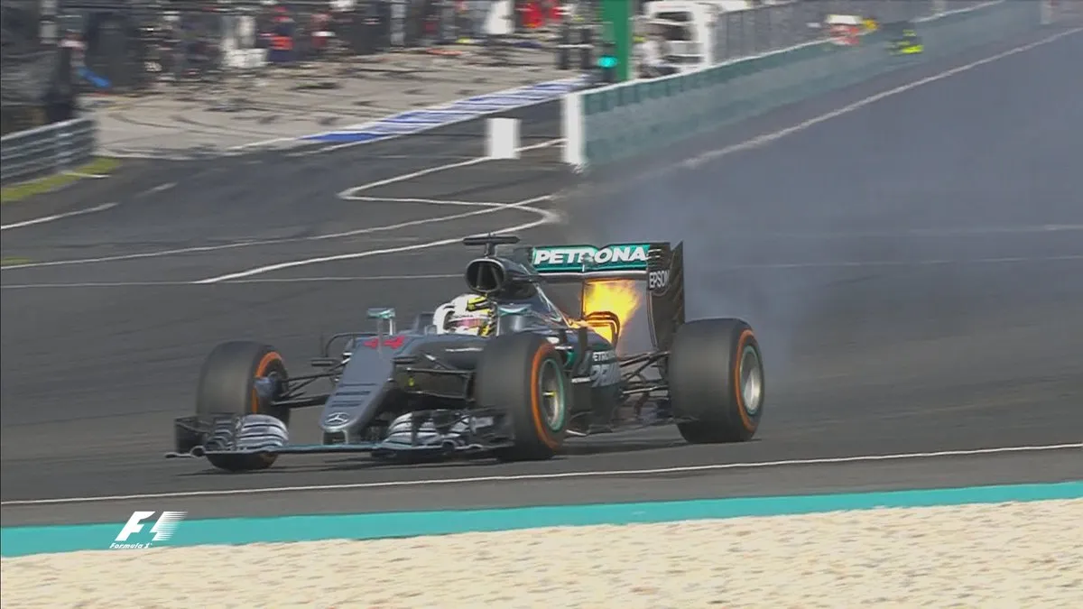 F1 El monoplaza de Hamilton, con fuego antes de abandonar