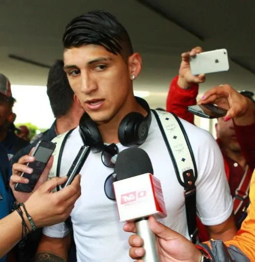 RICARDO FLORES Pulido habla con los medios a su llegada a la capital