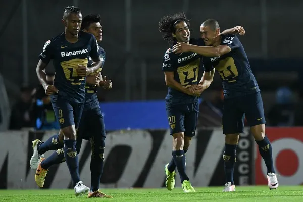 Matías Britos celebra un gol con sus compañeros en un encuentro de Pumas