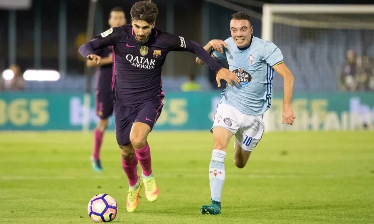 AP Iago Aspas intenta quitarle el esférico a Andre Gomes