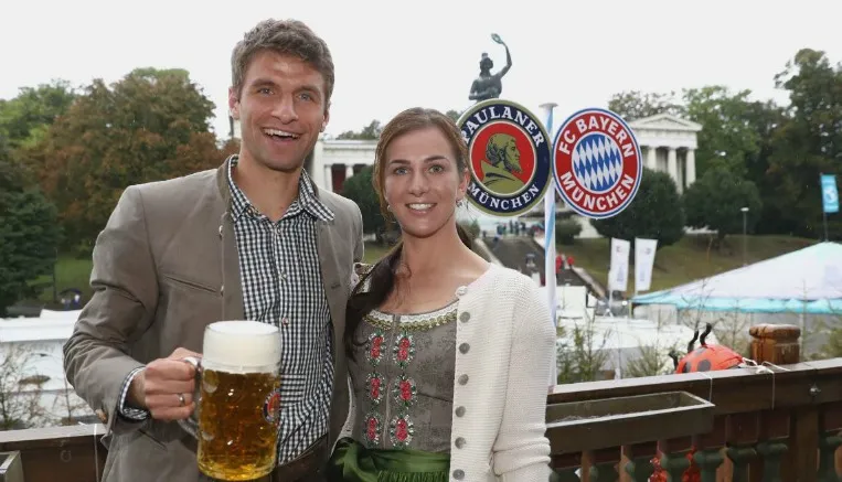 ESPECIAL Thomas Müller disfruta su cerveza en el Oktoberfest