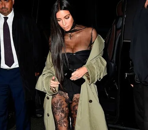 La socialité paseando con su atrevido atuendo