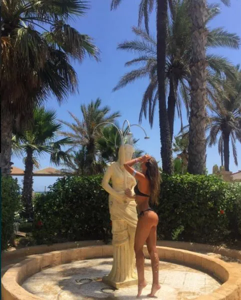 ESPECIAL Ekaterina Kostjunina deja que el agua le resbale en su cuerpo