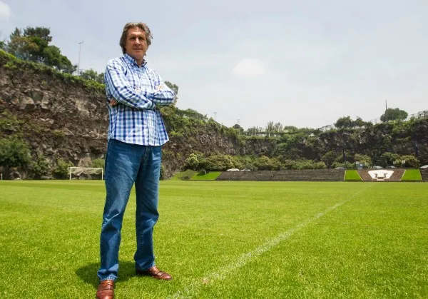 MIGUEL PONTÓN Vicepresidente deportivo felino en sesión fotográfica con RÉCORD