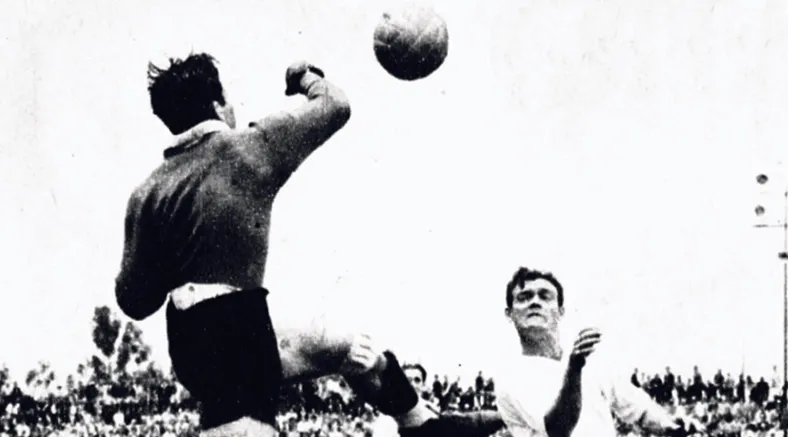 RÉCORD Arquero Mollinedo realiza un despeje