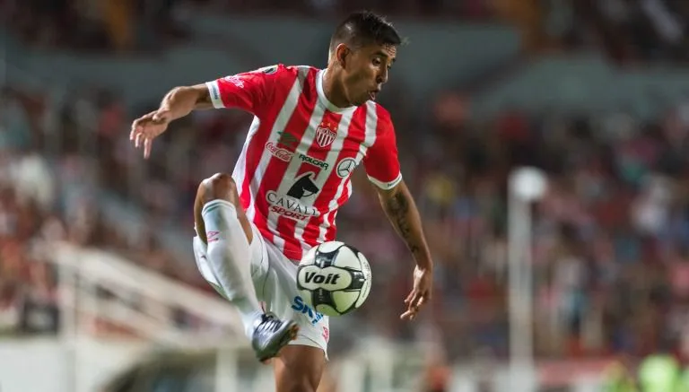 MEXSPORT El delantero de Necaxa controla un balón durante un partido
