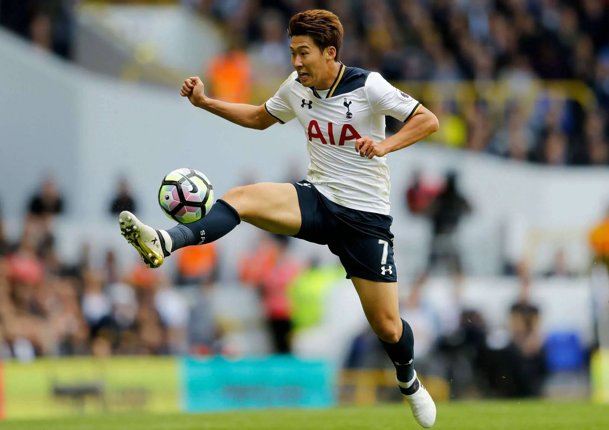 AP Heung-Min Son controlando el balón en un partido con el Tottenham