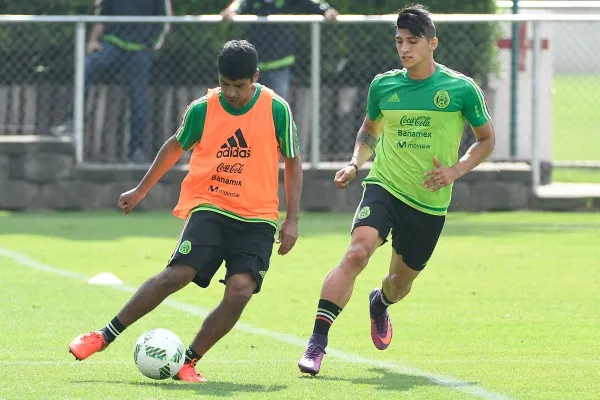 IMAGO7 Alan Pulido pelea un balón con Luis Robles
