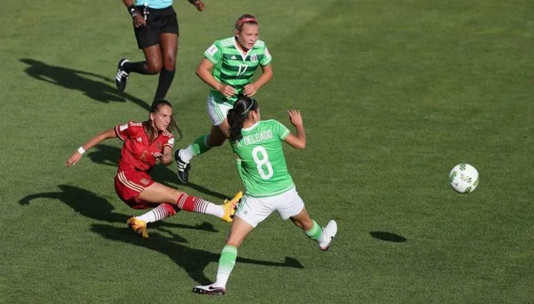 FIFA.COM Disparo de Silvia Rubio entre dos mexicanas