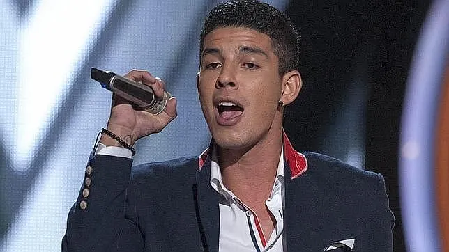 Gibrán cantando en una edición de La Voz México