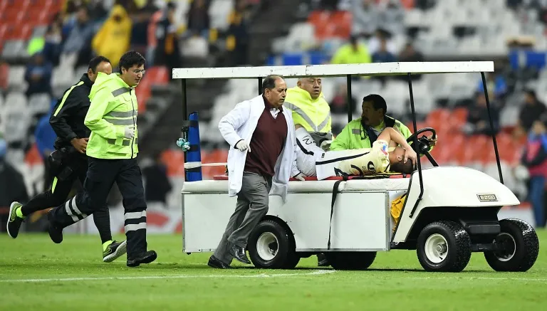 IMAGO7 Paul Aguilar es retirado del campo tras sufrir la lesión