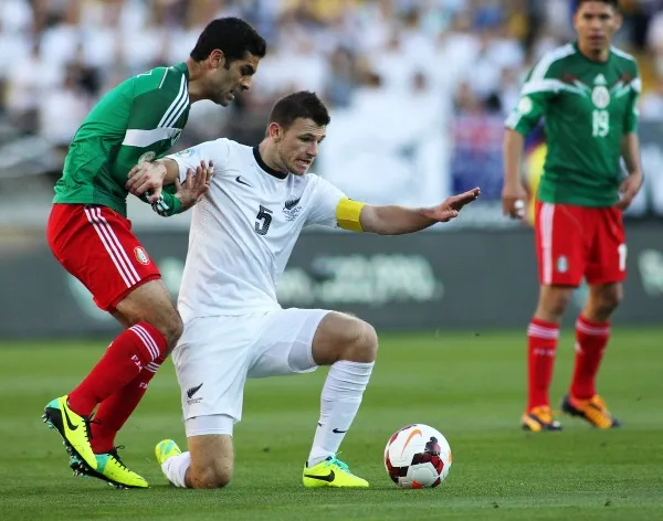 MEXSPORT Rafa Márquez pelea un balón frente a un jugador de Nueva Zelanda