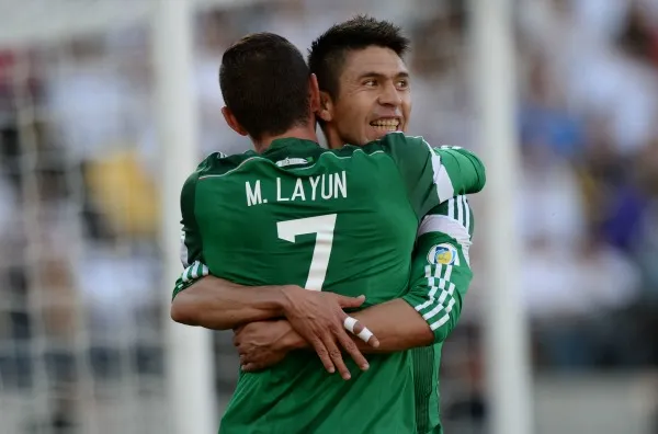 MEXSPORT Oribe y Layún se abrazan tras anotar un gol