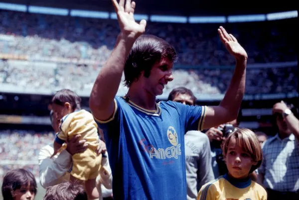 Enrique Borja celebra un campenato de las Águilas