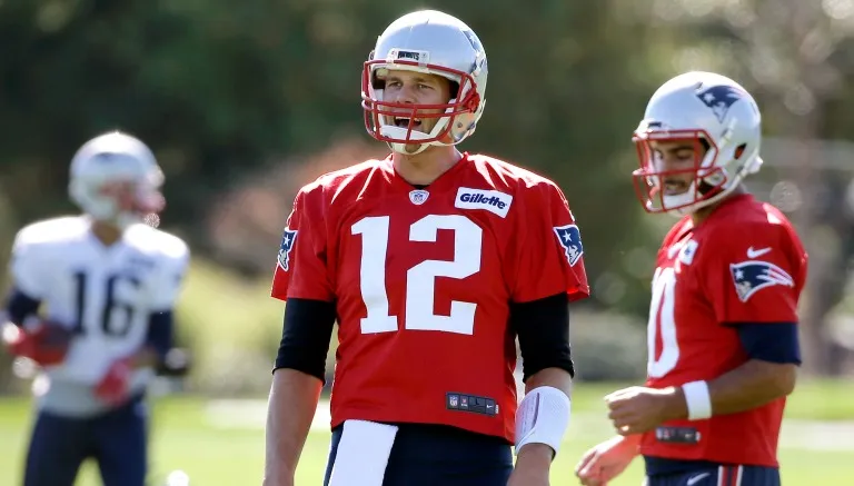 AP Tom Brady en un entrenamiento con los Patriotas
