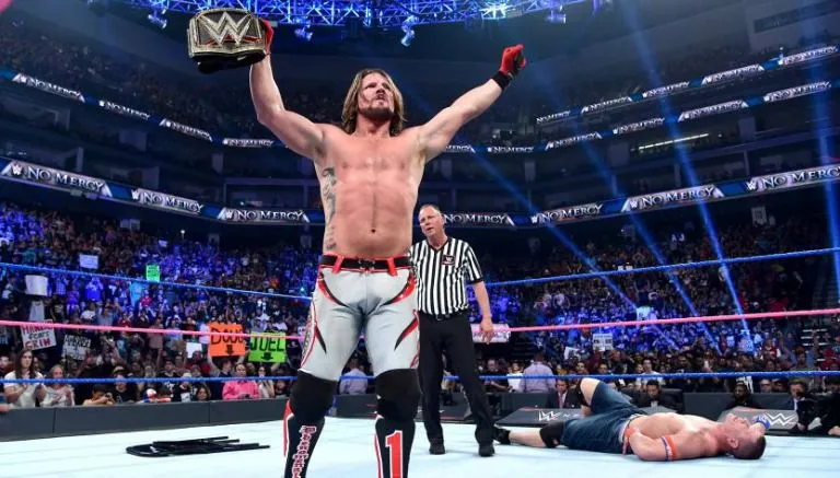 WWE.COM AJ Styles levanta el título tras vencer en No Mercy