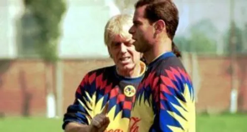 Leo Beenhakker platica con Zague en un entrenamiento