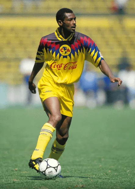 Oman Biyik en un partido con las Águilas