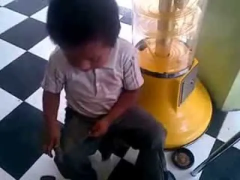 José trabajando para ganarse la vida a sus 5 años