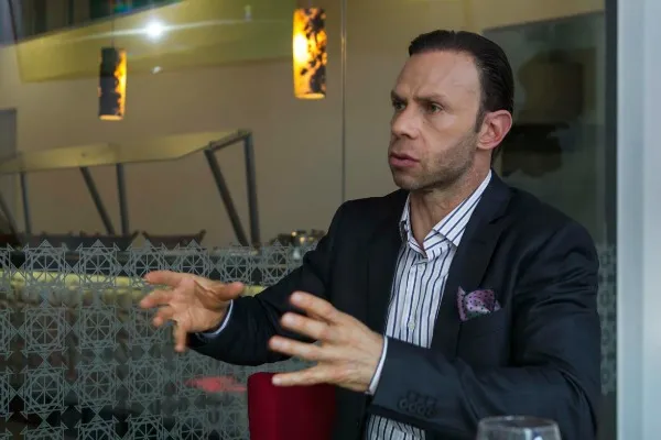 Alves mientras daba unas palabras para RÉCORD