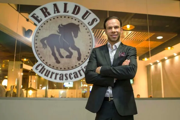 Zague posa para el lente de RÉCORD en su restaurante 'Eraldus Churrascaría'