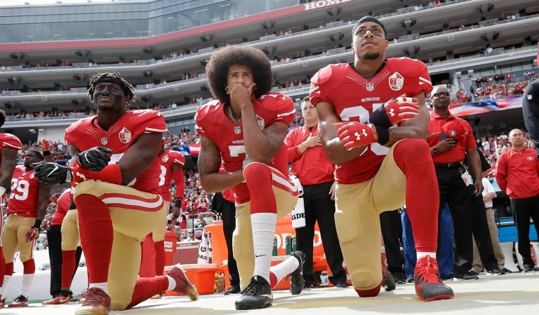 Colin Kaepernick se hincó en protesta durante el partido
