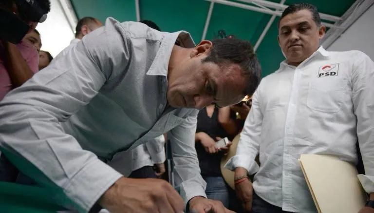 Cuauhtémoc Blanco plasma su firma en un documento