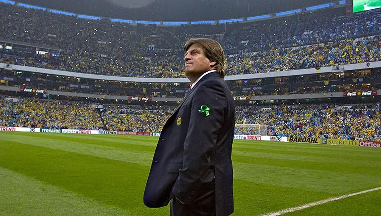 IMAGO7 Miguel Herrera, previo al arranque al partido de Vuelta contra Cruz Azul, en la Final del C2013