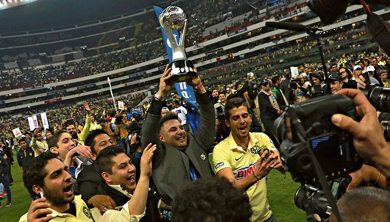 IMAGO7 Antonio Mohamed levanta 'la 12' y convierte al América en el más grande