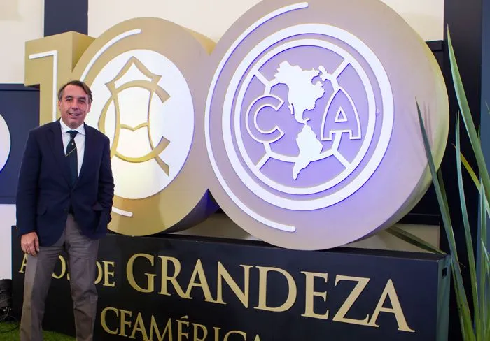 MIGUEL PONTÓN Azcárraga Jean posa junto al escudo del Centenario