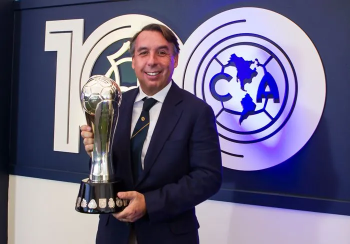 MIGUEL PONTÓN Emilio Azcárraga presume un título de Liga MX