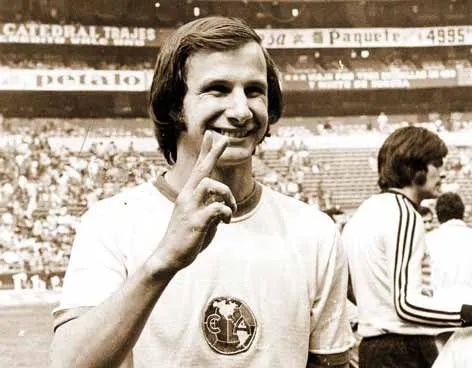 Enrique Borja vistiendo la playera de América