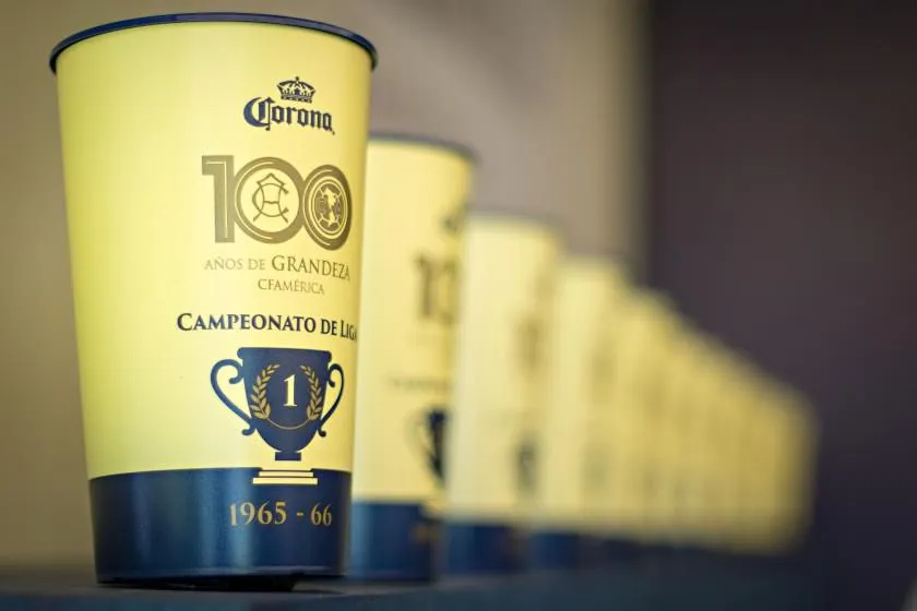 En primer plano, uno de los vasos conmemorativos