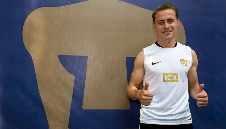 González posa con el escudo de Pumas