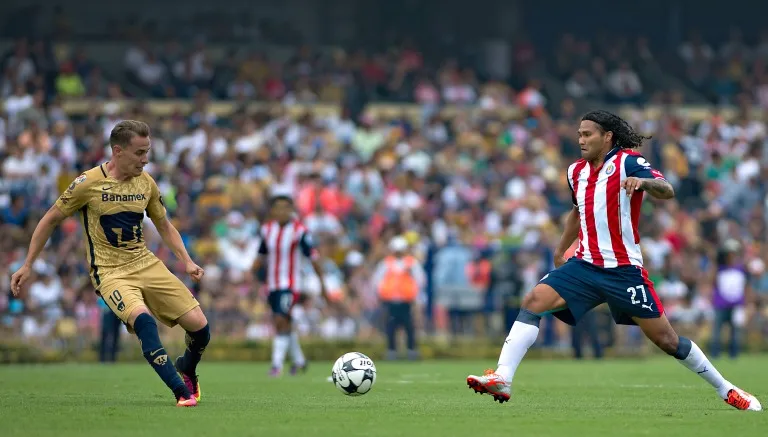 El jugador de Pumas intenta llegar a un balón