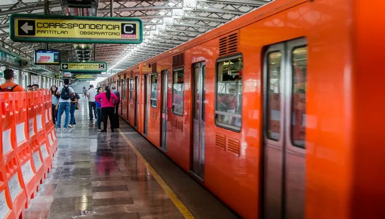 @METROCDMX Un convoy en la estación San Lázaro