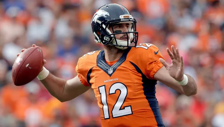 AP El QB observa antes de mandar un pase