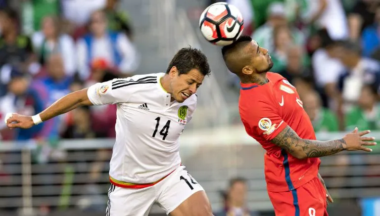 Chicharito y Arturo Vidal disputan el esférico