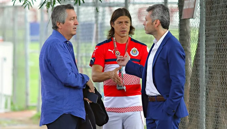 Jorge Vergara platica con Matías Almeyda y José Luis Higuera