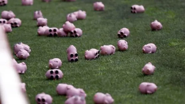 Figuras de plástico en el terreno de juego