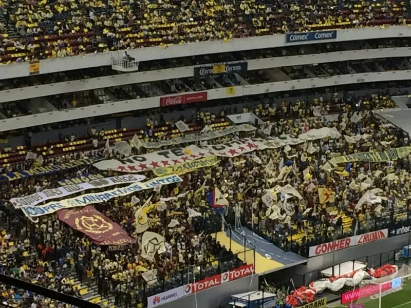 ENRIQUE MARTÍNEZ Mantas de la Monumental en el Azteca