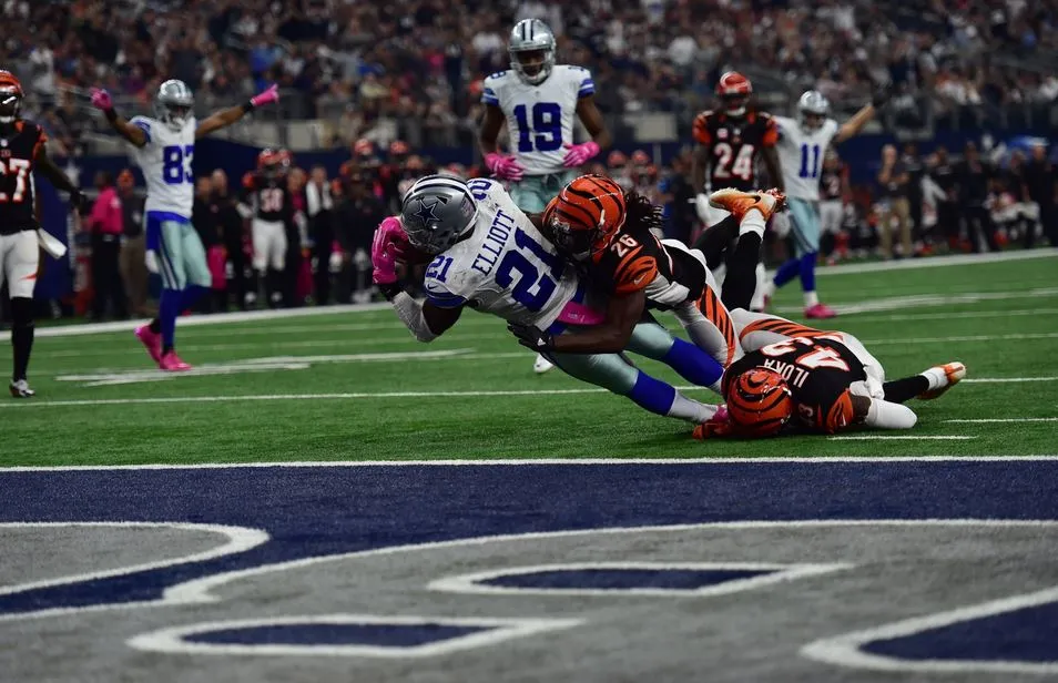 ESPECIAL Ezekiel Elliot logrando un buen acarreo