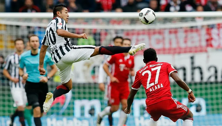 AP Marco Fabián busca el balón en el partido contra el Bayern Munich