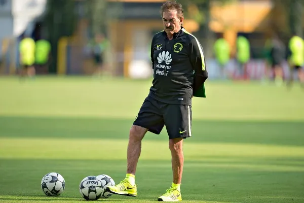 Ricardo La Volpe en un entrenamiento con el América