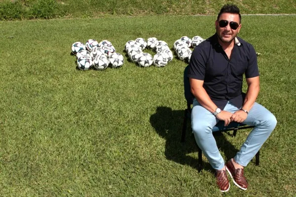 Antonio Mohamed posa para la cámara de RÉCORD
