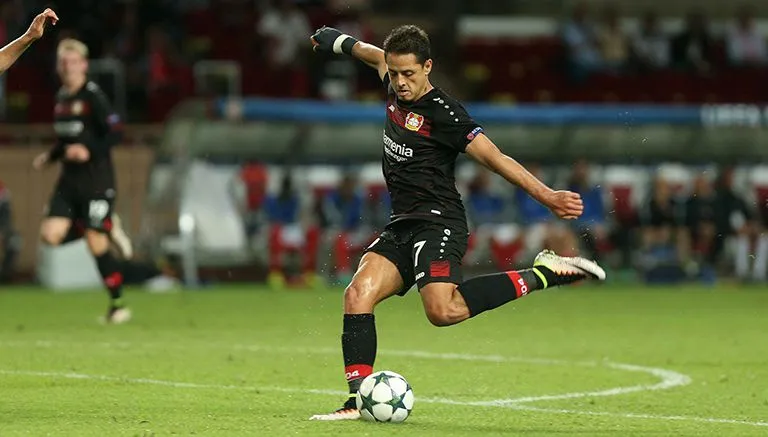Chicharito a punto de realizar un disparo