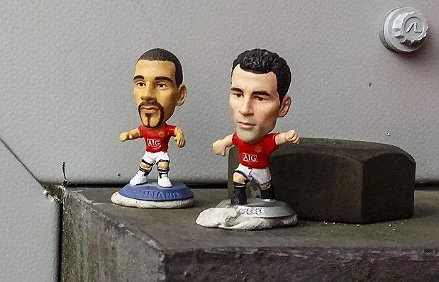 ESPECIAL Los figurines de Gigs y Ferdinand en una estructura del estadio del Liverpool