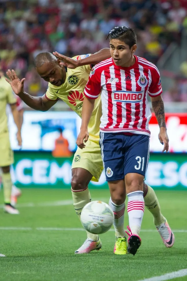 Chofis López conduce un balón en un Clásico